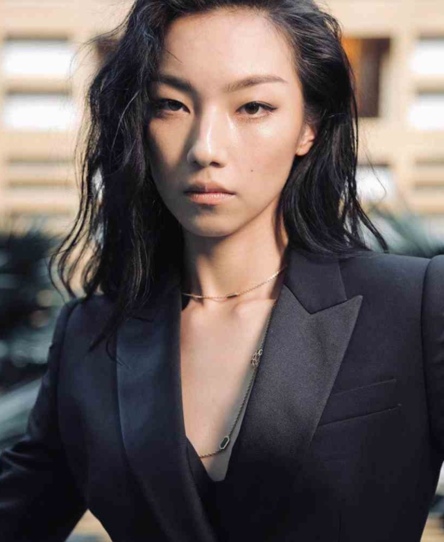 一张大驴脸,皮肤黑的透亮,却要演“倾国倾城”,郝蕾的话说对了