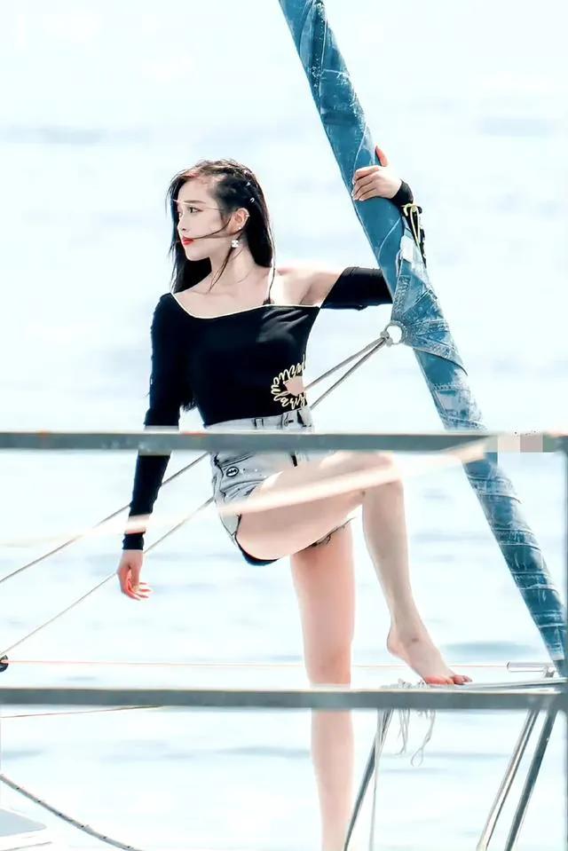 吴宣仪还是那么美！穿超短裤坐的时候，得注意保护隐私哦