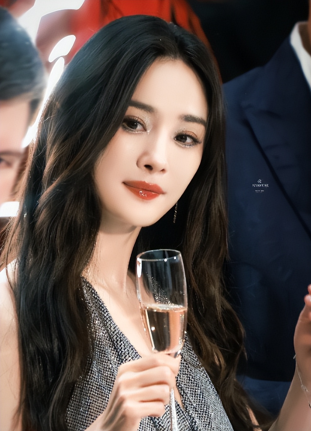 人心脏看什么都脏！房主任抱杨幂视频才火2天，恶心一幕就出现了