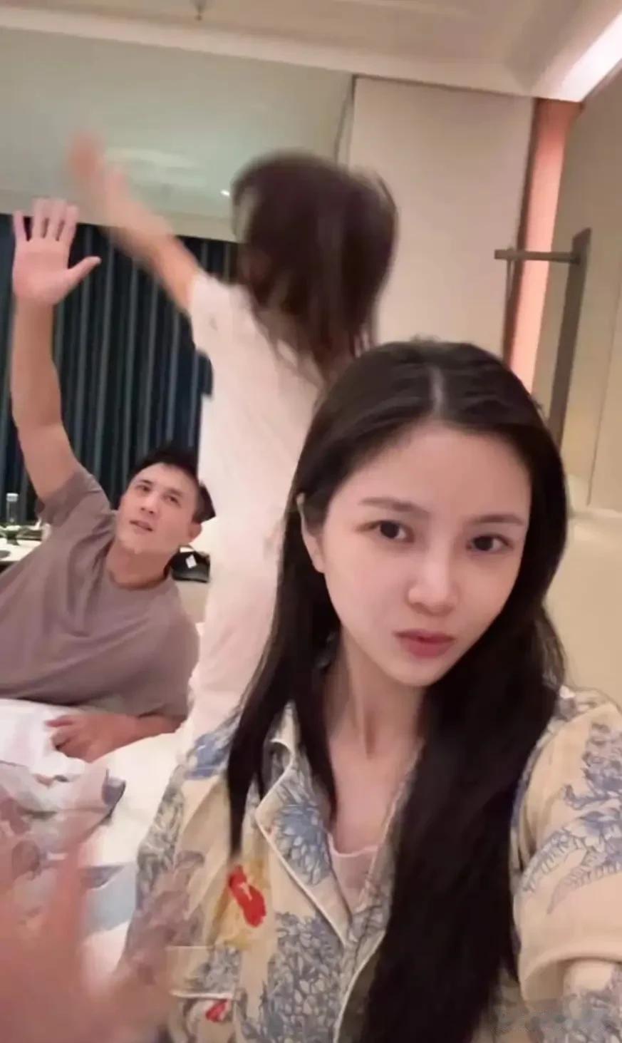 杜淳王灿分居多年，深圳度假竟曝出\第一次同睡\，女儿反应太真实