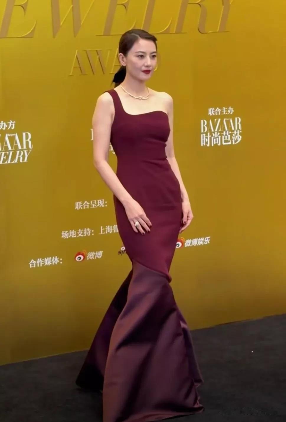 高圆圆的腰，陈妍希的胯，这些珠圆玉润的女星性感起来，迷死人