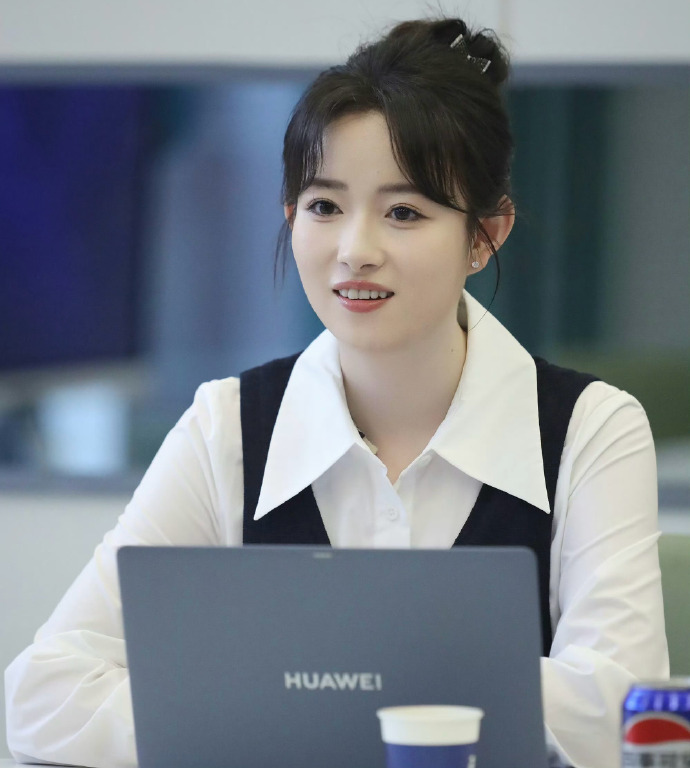 庞铮主持翻车现场：是&;紧张&;还是&;目中无人&;？网友炸锅了！