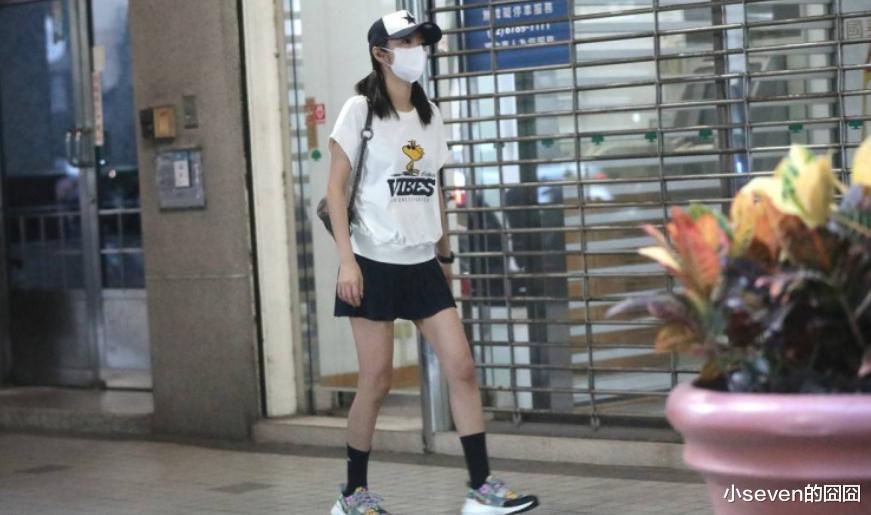 安以轩近照曝光,老公入狱3年后仍过得很好,和三名男性友人泡吧到深夜