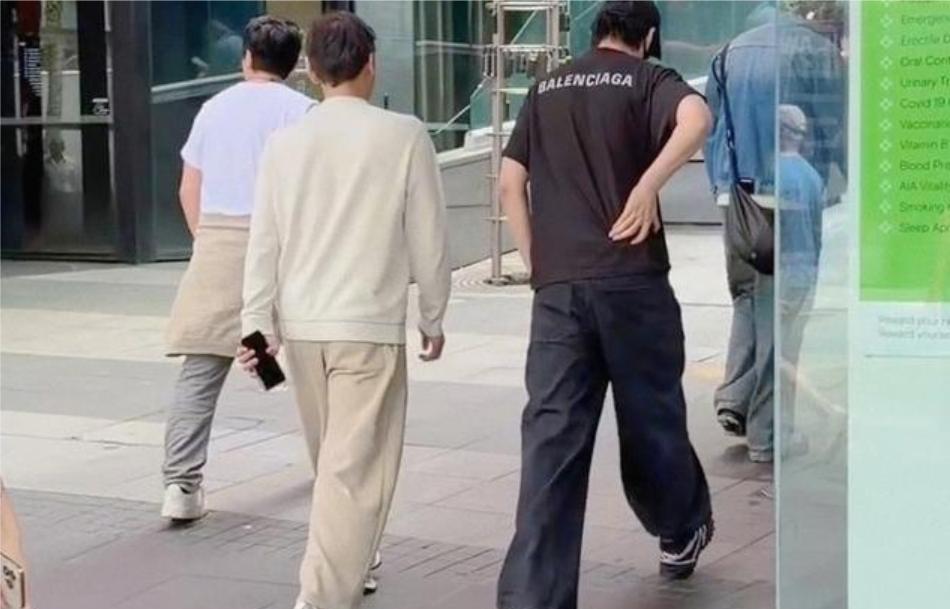 51岁李乃文现身新西兰，他穿白色卫衣，头发花白，状态不错。