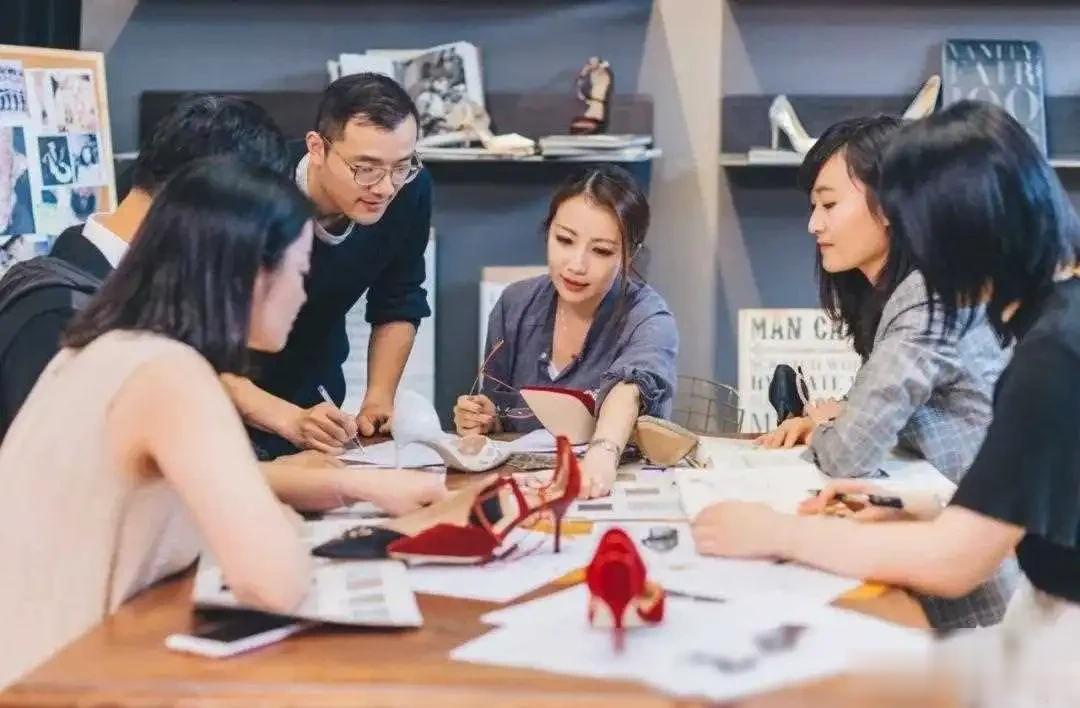 上海最嗲女主持赵若虹:年近50岁无儿无女,却活成人人羡慕的样子