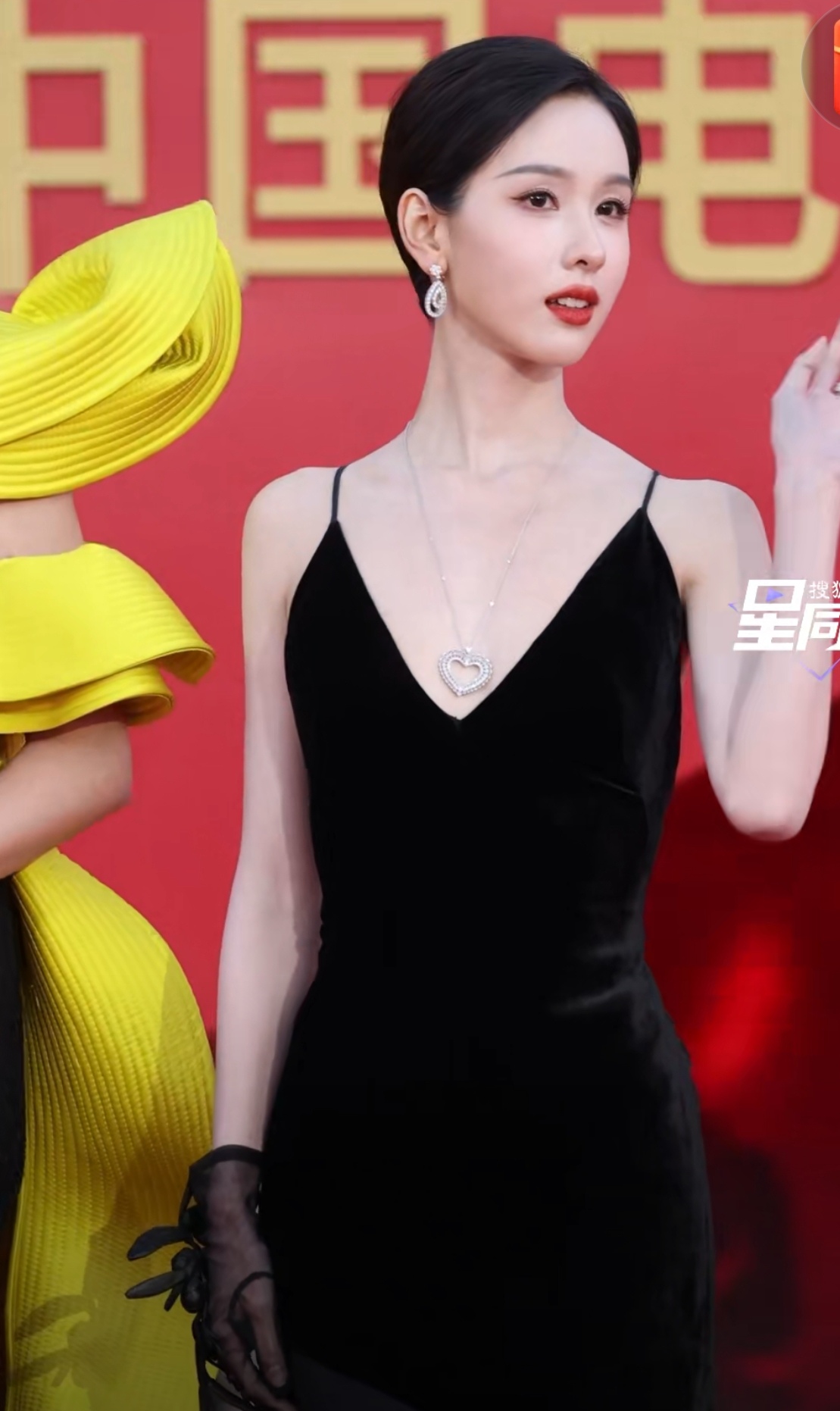 老天开眼了！关晓彤终于穿对 像神女下凡，辛芷蕾穿成紫茄子 好搞笑