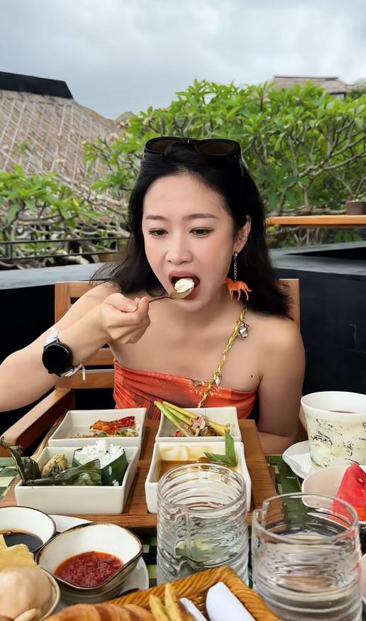 看了刘美含去巴厘岛吃的食物,就知道她为什么食物中毒了