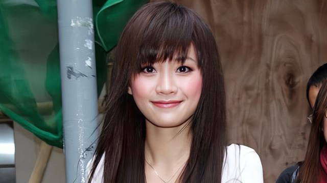 香港前组合成员如今成豪门阔太，地位稳固，代夫出席港交所敲钟