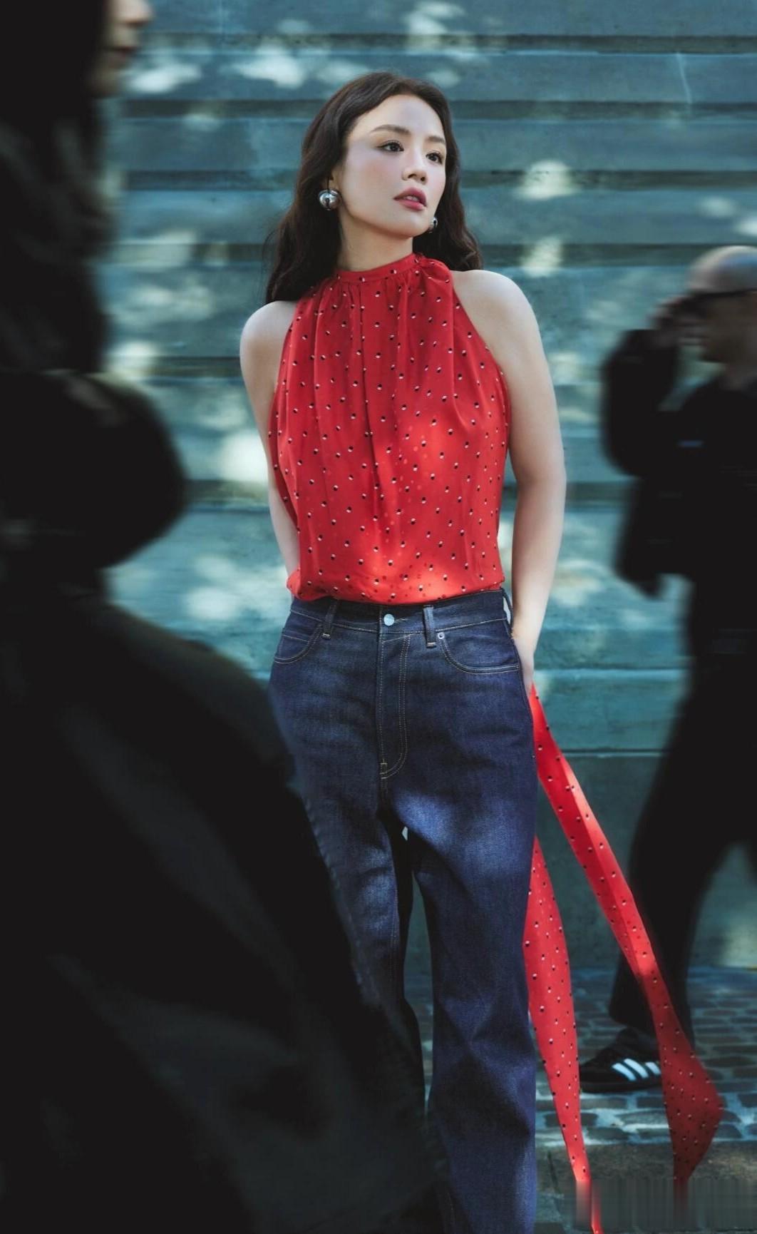 马思纯亮相巴黎看秀，穿牛仔外套配红衣，姐最近状态简直好到爆