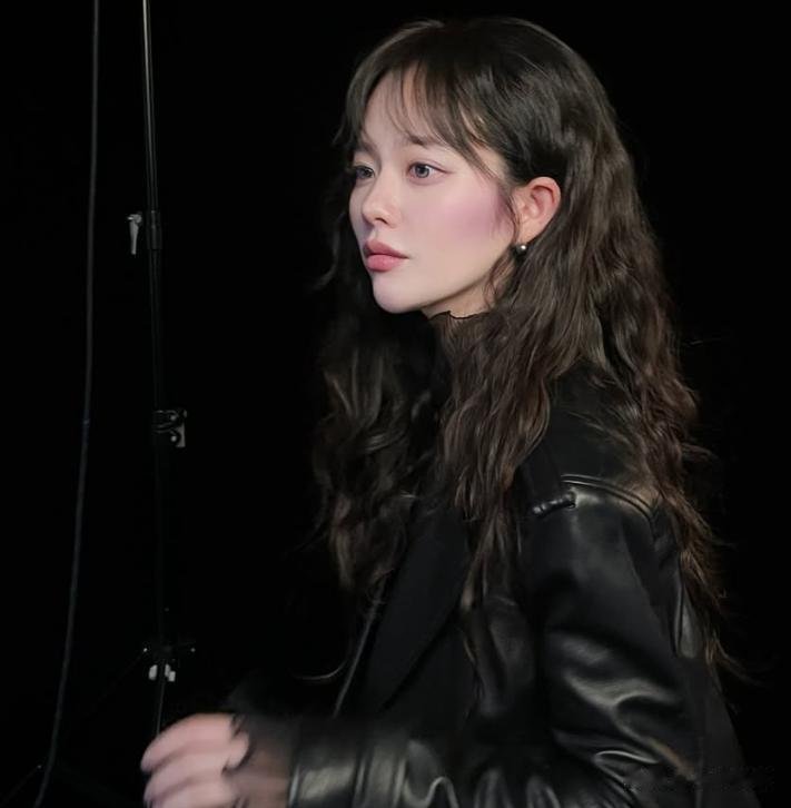 韩国女星被指整形过度，无奈底子太好，尖下巴和厚唇也挡不住颜值