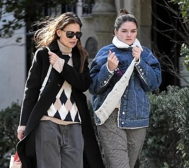 天啊汤姆克鲁斯的女儿苏瑞到底还是长残了，才19岁就身材臃肿发福