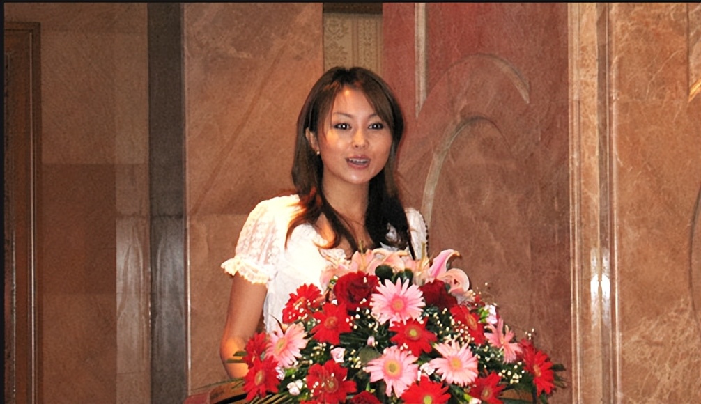 她曾是上海知名主持，公开指责同事破坏自己家庭，如今已成女老板