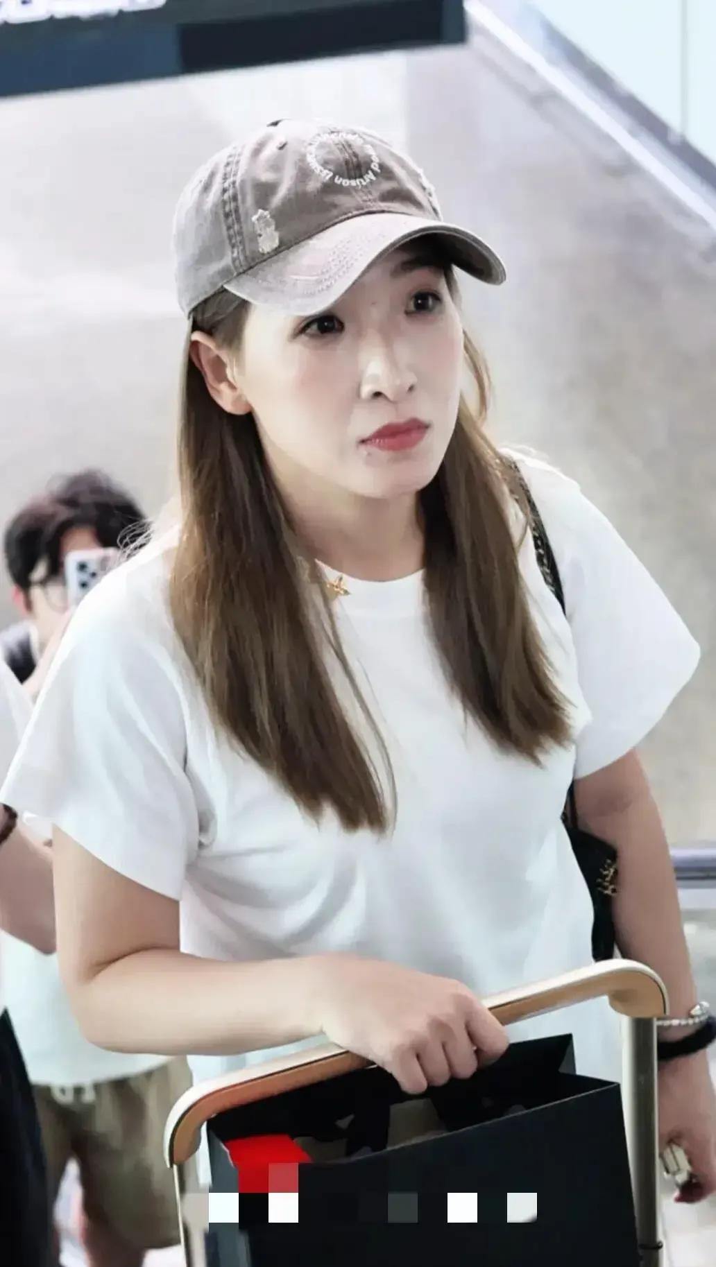 刘诗雯机场穿搭，白短袖配黑喇叭裤，简约又时尚