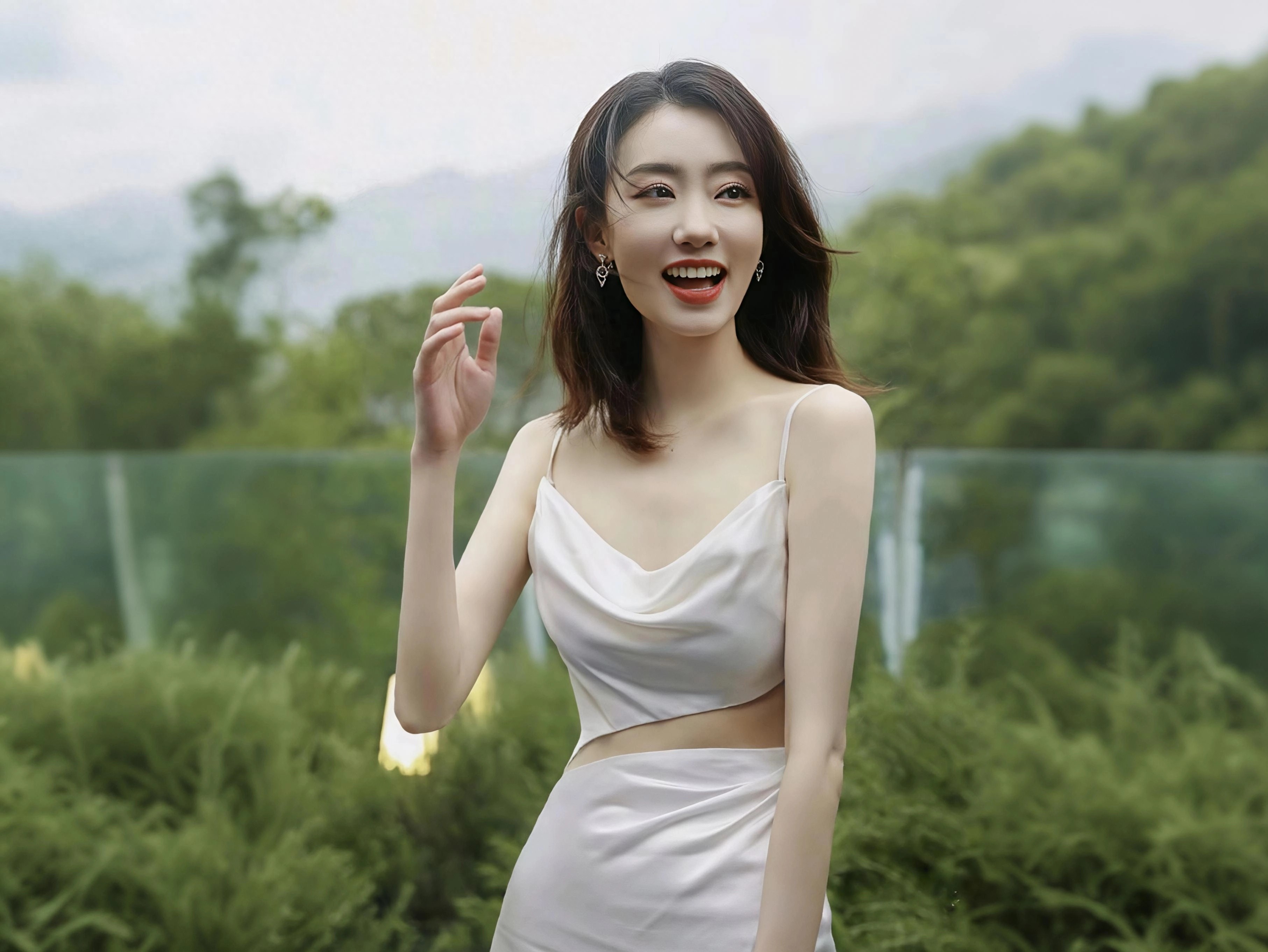 张小斐白裙造型封神！侧身一笑我心都空了