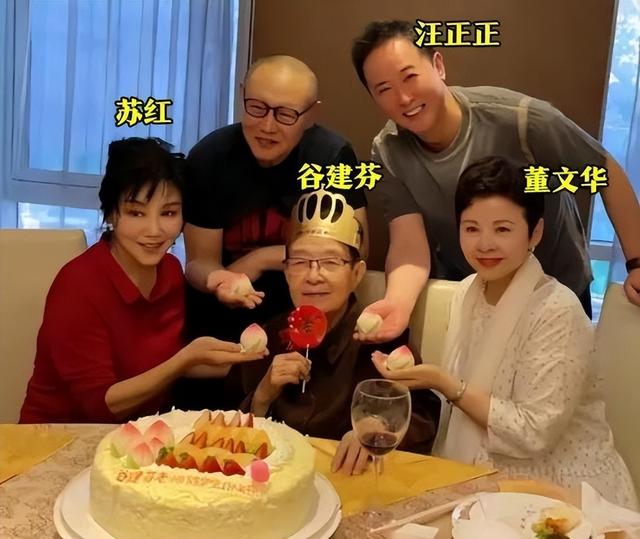 毛阿敏北京聚餐,90岁谷建芬精神足,董文华变化大,苏红让人心疼