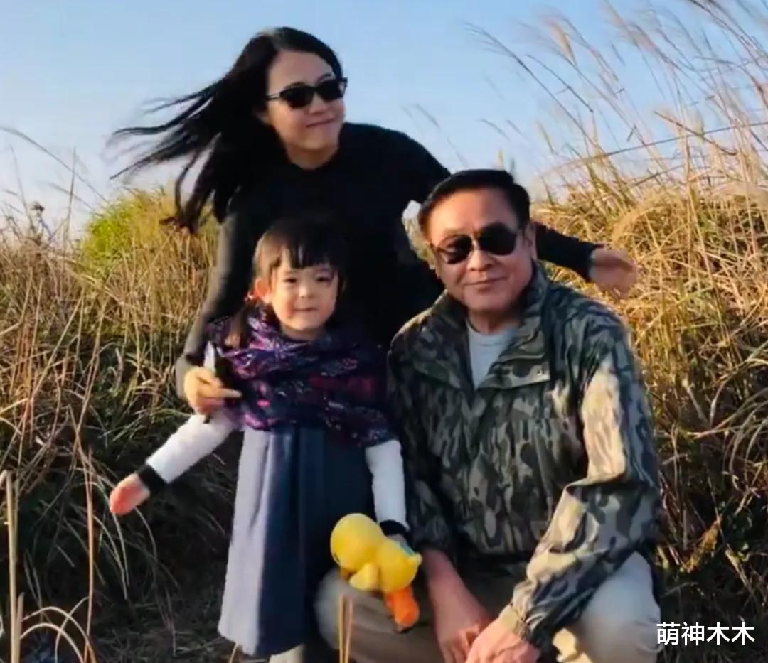 尔冬升女友首晒全家福!评论区沦陷破防删评,一家人同框像三代人