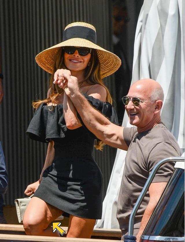 桑切斯贝佐斯婚礼第三天，他俩牵手出街，她换上纪梵希去婚礼派对