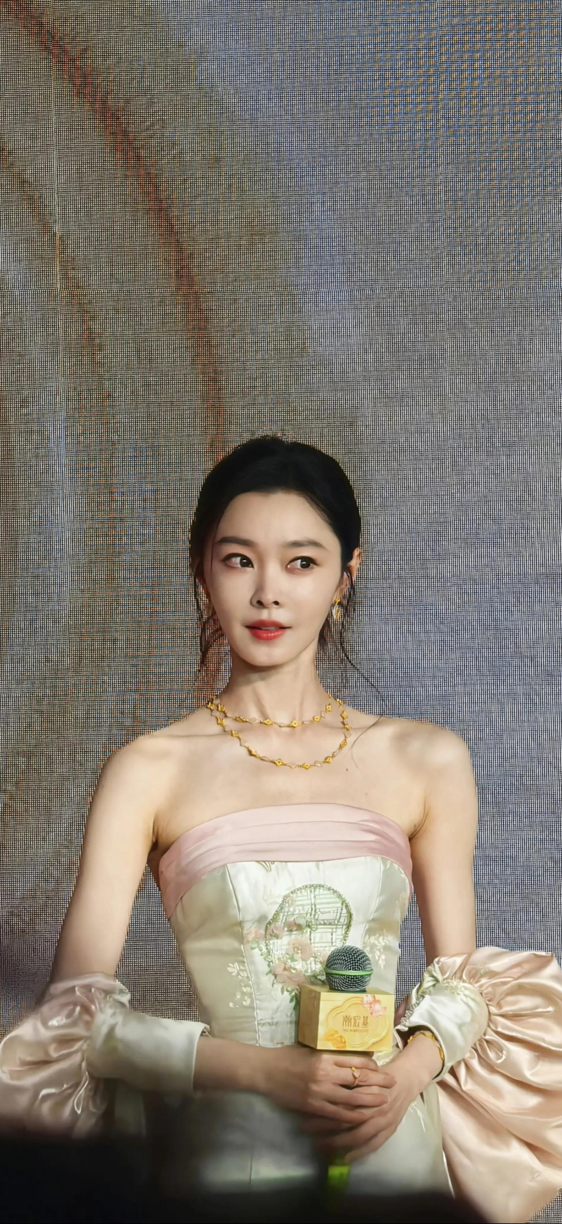 宋轶抹胸被赞东方美学巅峰，宋轶美图