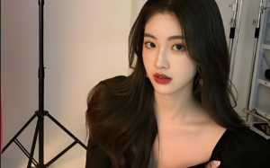 五年纪念日，我老公当众向白月光告白。全场看我笑话，但今晚过后，他们谁都笑不出了