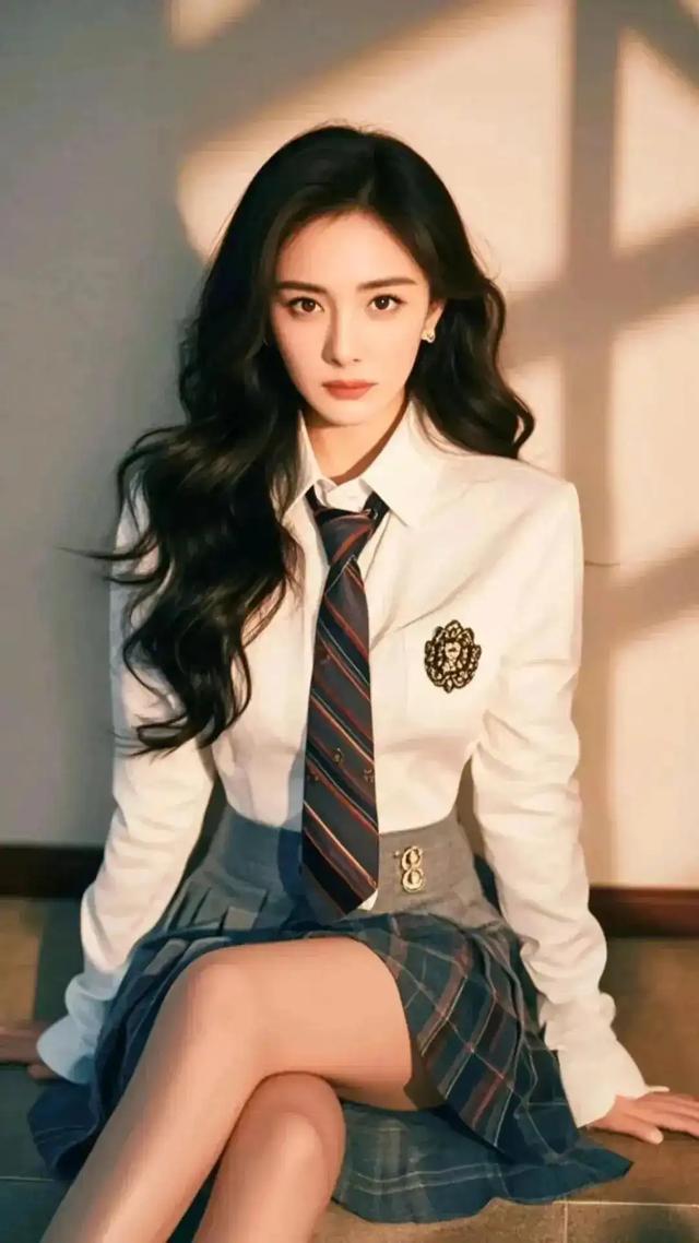 杨幂穿制服造型太吸睛了，这魅力真是让人心动不已