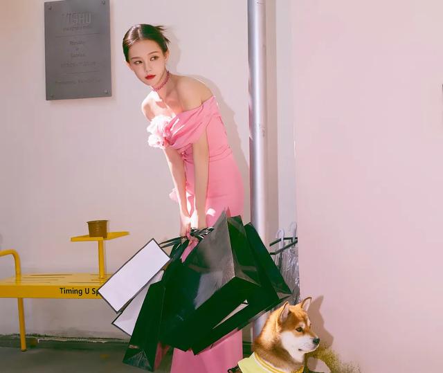 明星写真｜李一桐粉色长裙身材惊艳