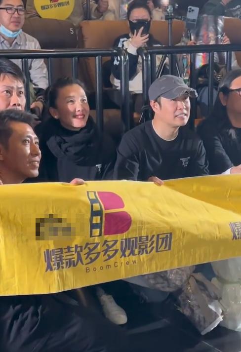 《象山发光事件》首映礼，小沈阳满脸斑裤子掉档，倪景阳咋老成这