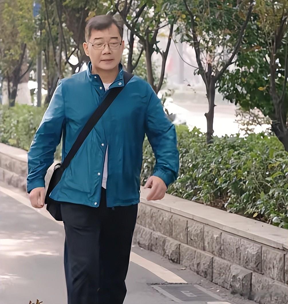 他是知名相声演员，当过主持人上过春晚，如今转行当网红很成功