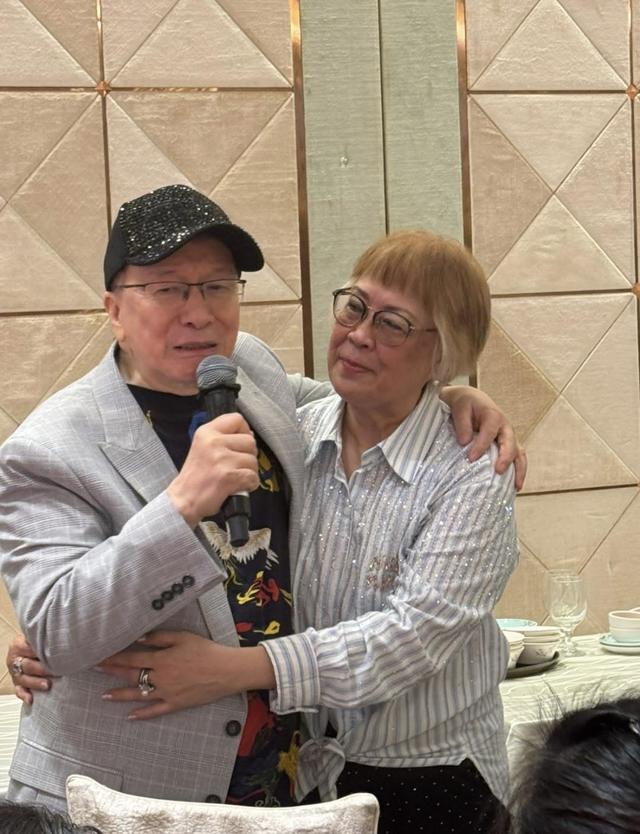 79岁TVB混血绿叶庆祝红宝石婚，搂着妻子唱歌好恩爱，两人无子女
