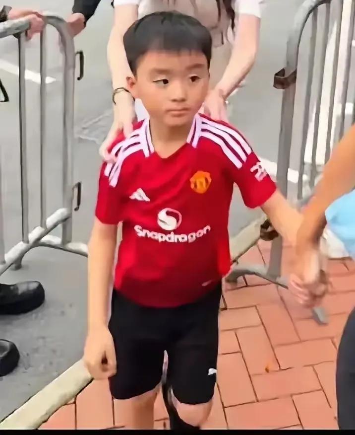 奚梦瑶接娃放学，大儿子正脸曝光，遗传妈妈好基因，又高又帅