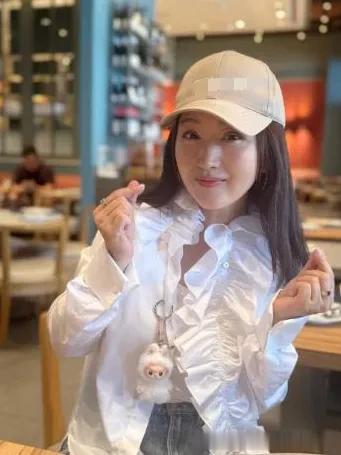 54岁杨钰莹不见老！穿花边领衬衫+牛仔短裤，戴棒球帽嫩得像00后