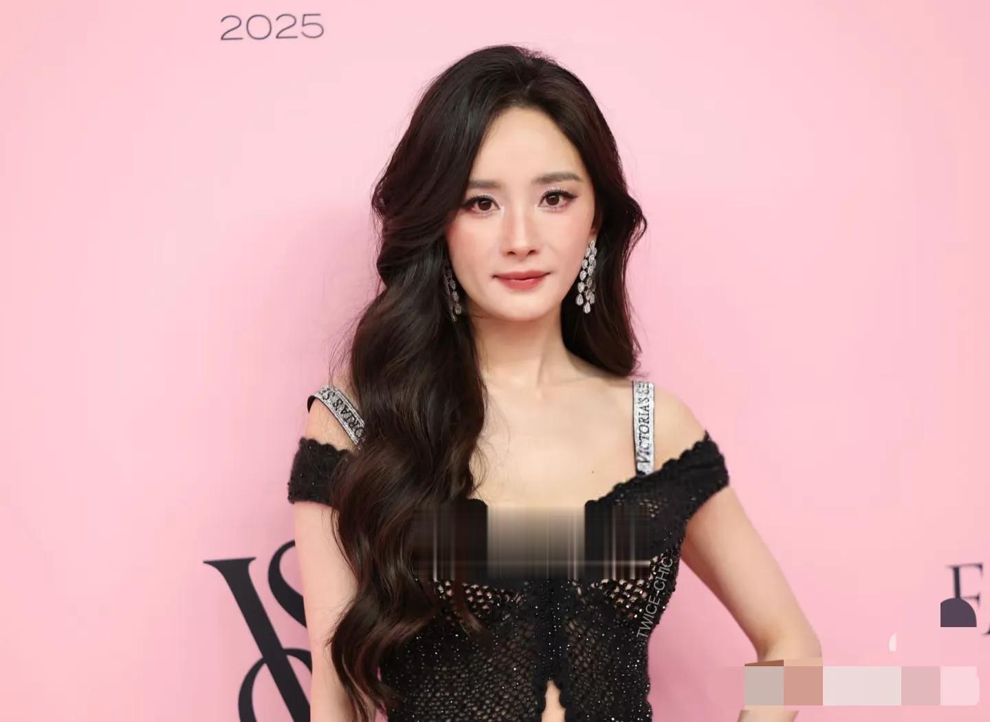 杨幂亮相维密大秀，身穿黑色性感纱裙打扮精致，但人却疲惫感十足