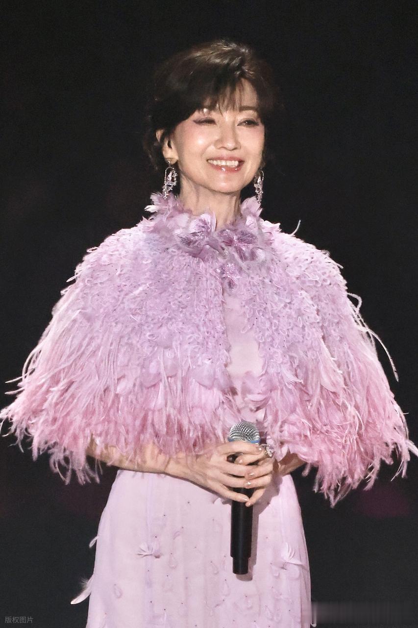 75岁刘晓庆再演少女,和小30岁男演员拍吻戏,剧照曝光很炸裂