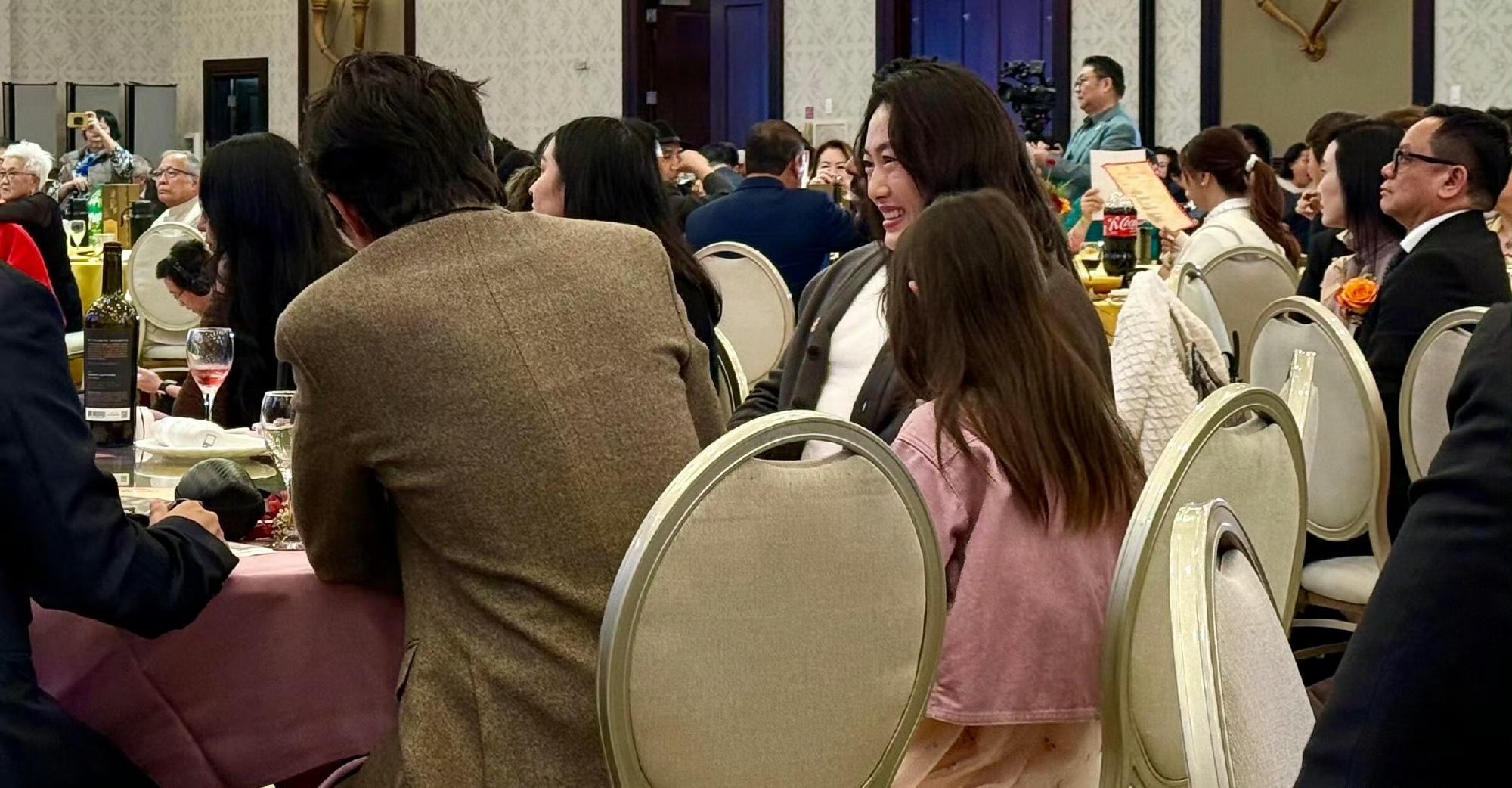 陈冠希参加好友婚礼,胡子拉碴老了很多,老婆女儿在身边很温馨