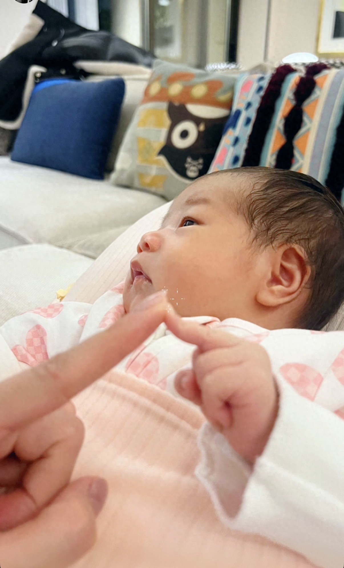 31岁港姐产后两周逛街，晒母女合照恢复迅速，称坐月子两周是极限