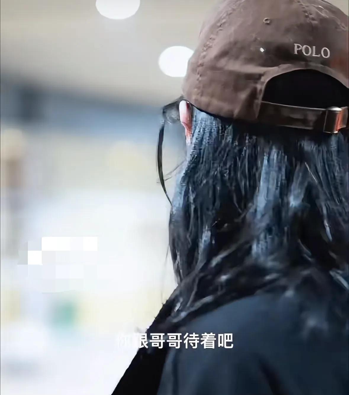 白百何儿子现身机场，大儿子元宝长相随爸爸，小儿子四岁半太活泼