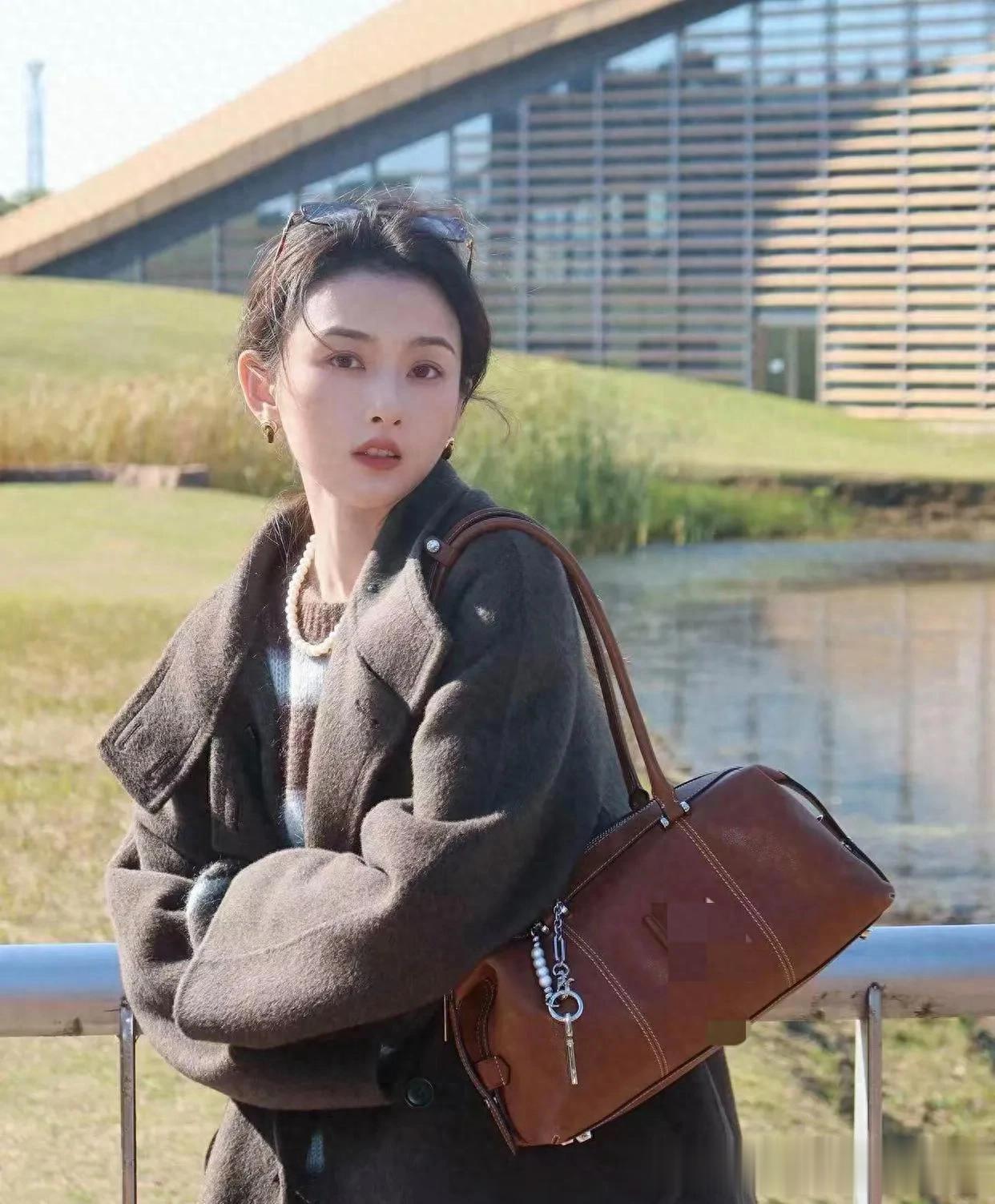 宋祖儿私服穿搭真洋气！棕色大衣+条纹毛衣+阔腿裤，时髦又高级！