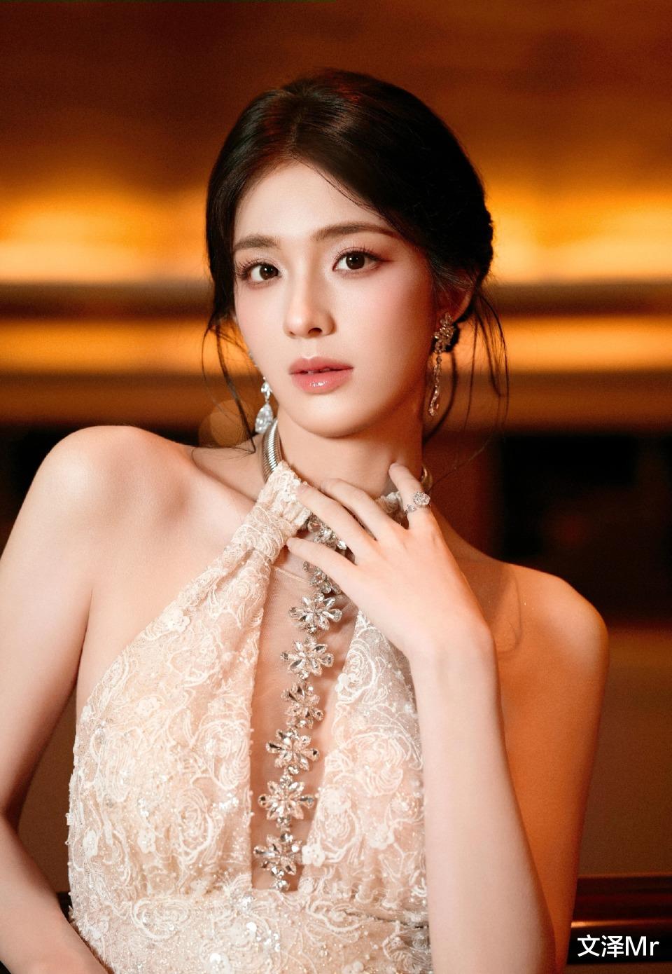楼梯转角的那抹鎏金，钟丽丽的优雅侧影，温柔妩媚！