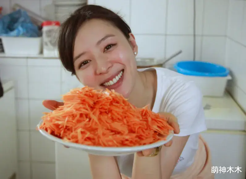 女星张静初还在宣传吃素,评论区都控不住了,网友让她别害人了