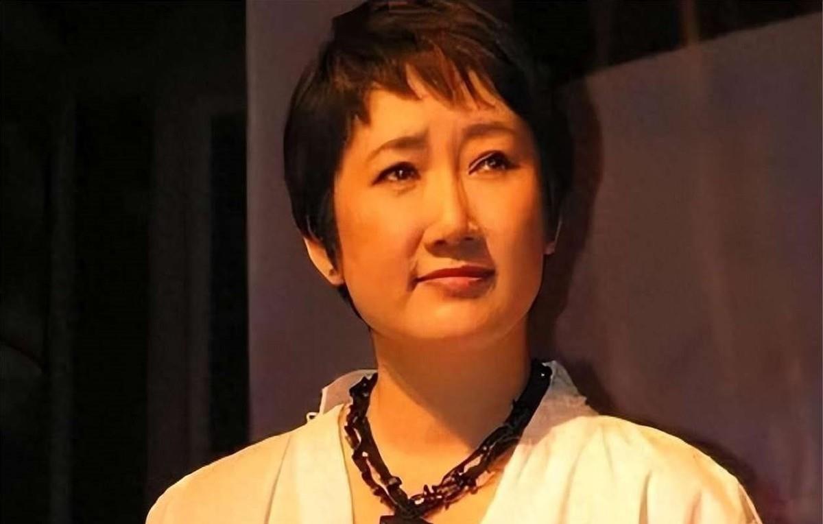 万万没想到,和王刚离婚24年的成方圆,已经成了他高攀不起的样子