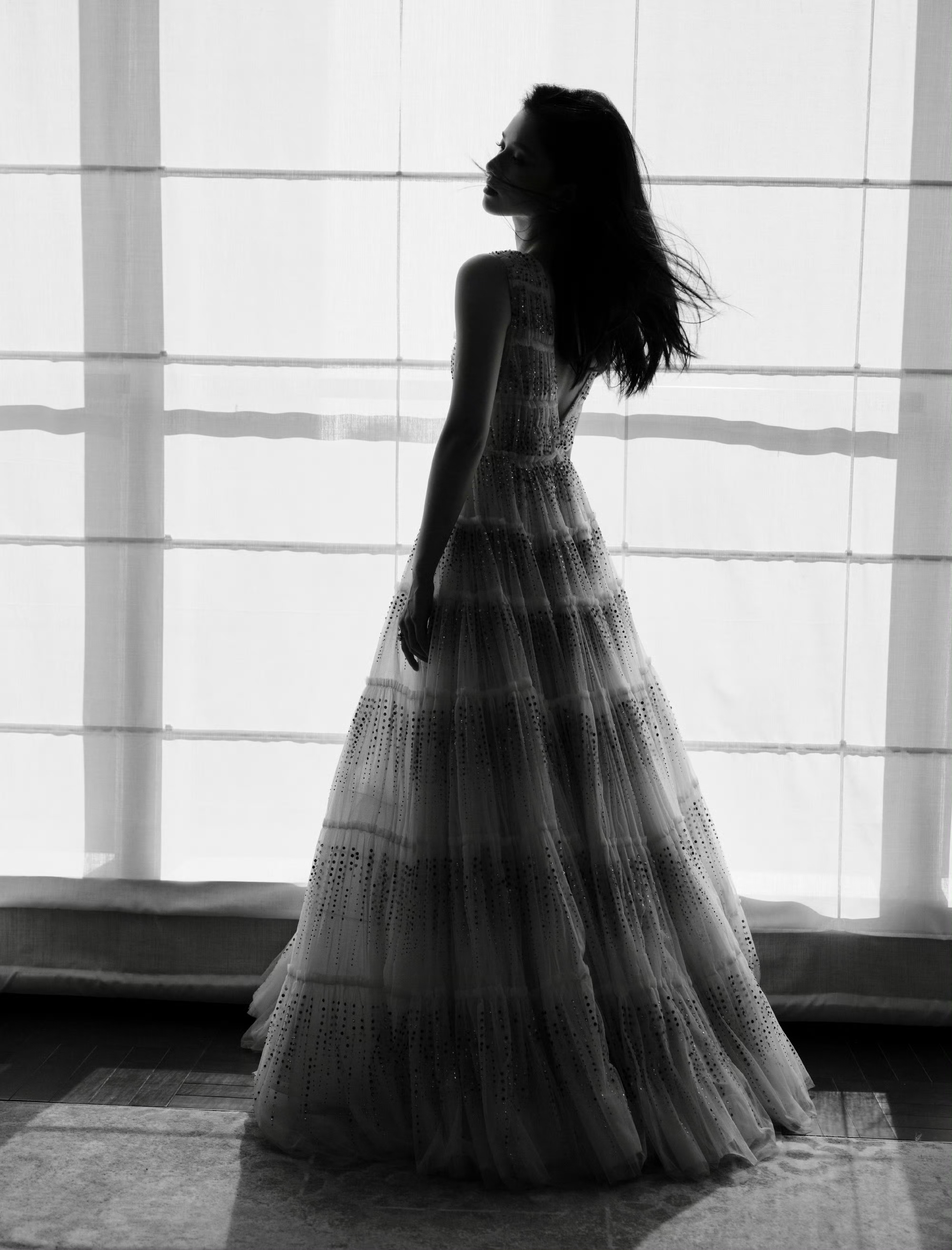 张婧仪兰蔻亮相好绝！彩钻白纱裙+复古盘发，妥妥的在逃公主本人