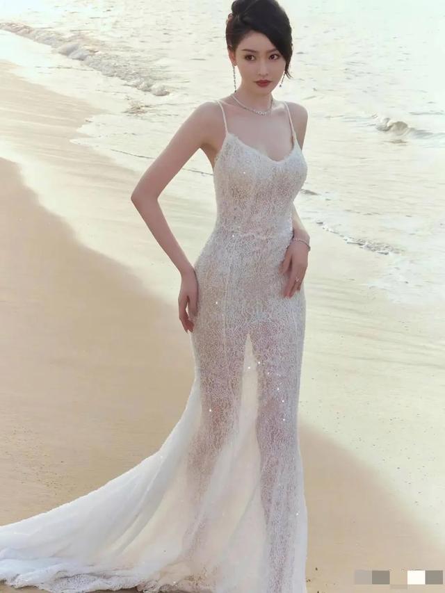 张天爱腰臀比真绝，扯几块布遮身，极致性感！