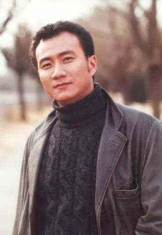 回顾胡军，喝酒喝不过就娶了人家，打不过就加入，结婚至今零绯闻