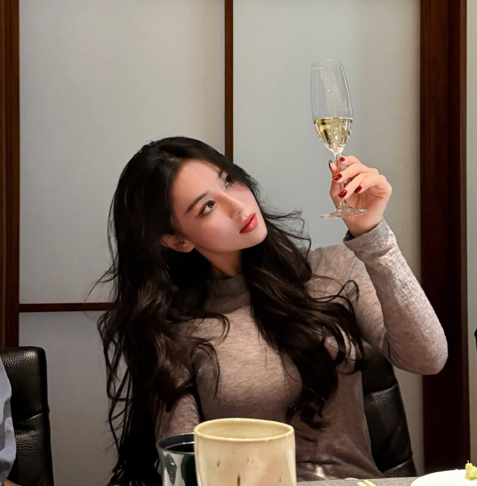 张馨予瘦身成功!和老公在家举杯小酌,走车库也不忘叫何捷拍美照