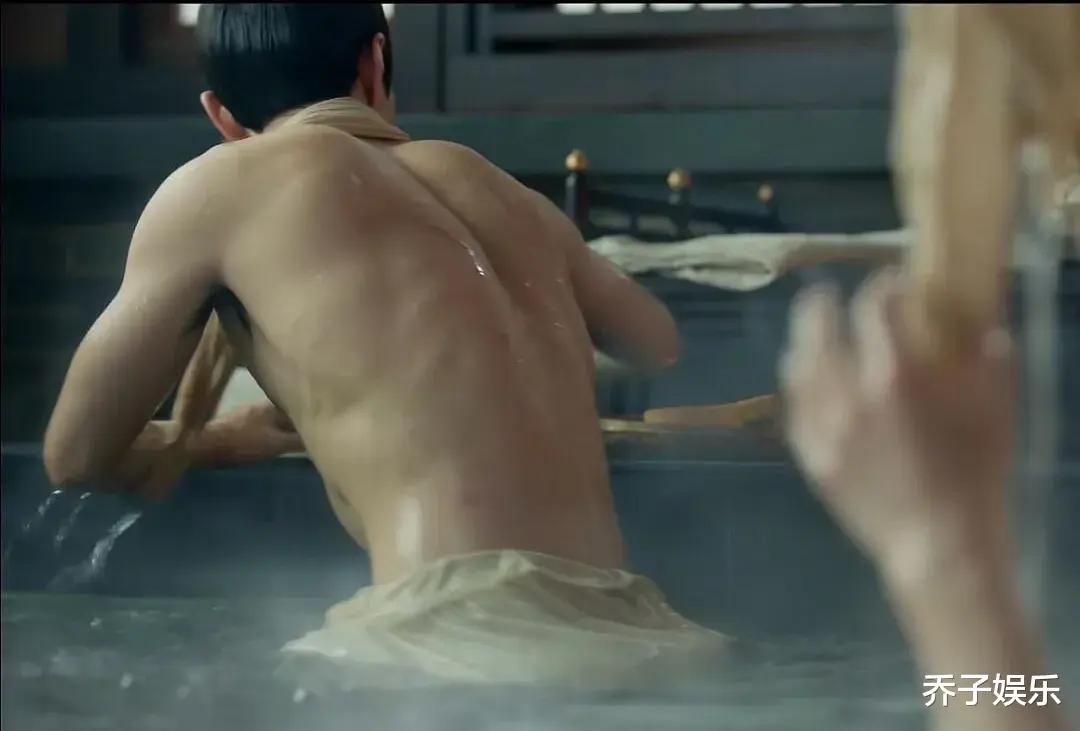 同演“泡澡戏”，把33岁肖战与35岁刘宇宁放一起对比，竟难分伯仲