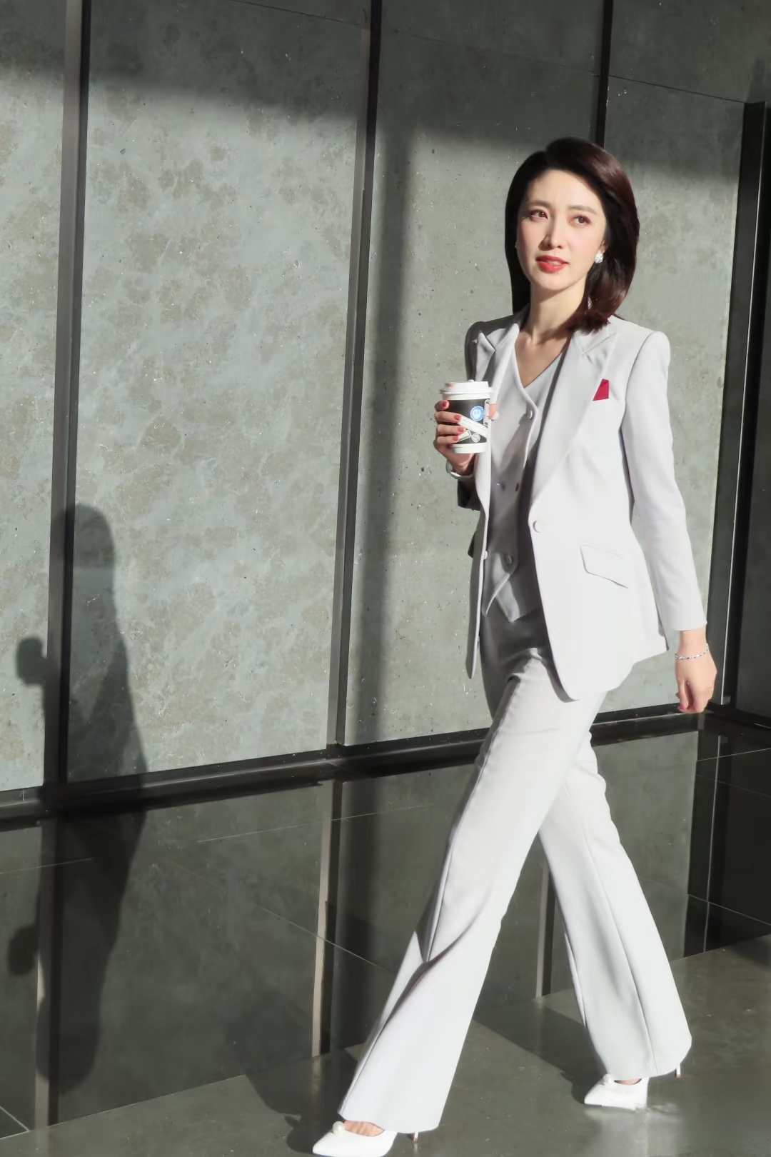 何卿分享最新工作照并配文，这周的工作做完了