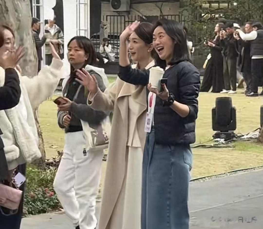 奚美娟风波后首露面,参加校庆笑容灿烂,不受影响,周野芒也在!