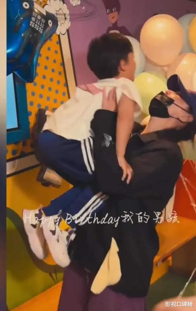 《一路繁花2》还没开播,张柏芝就赚足了眼球,扎着脏辫身材纤瘦