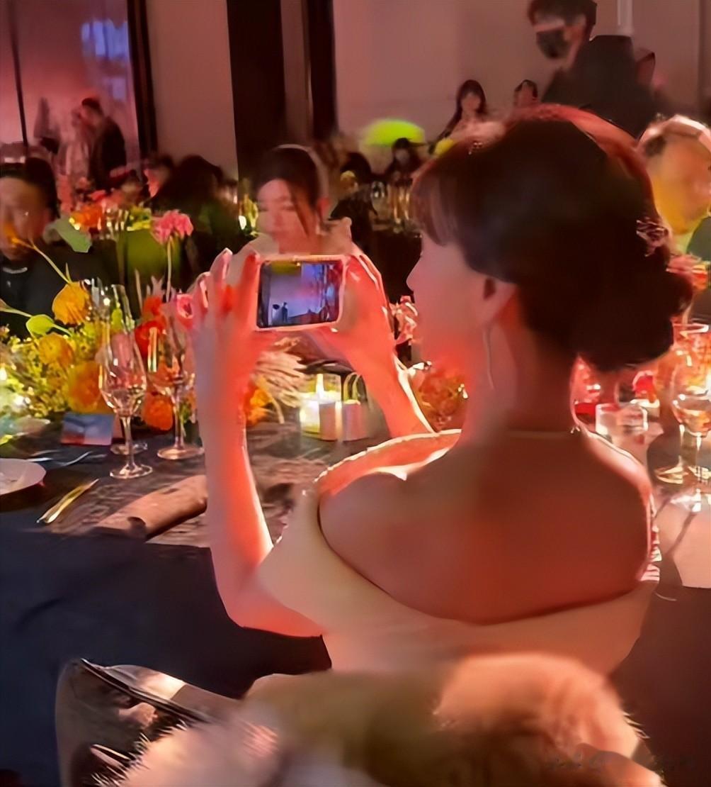 一点都不遮掩，眼纹明显，头有白发，46岁的她比72岁赵雅芝还真实