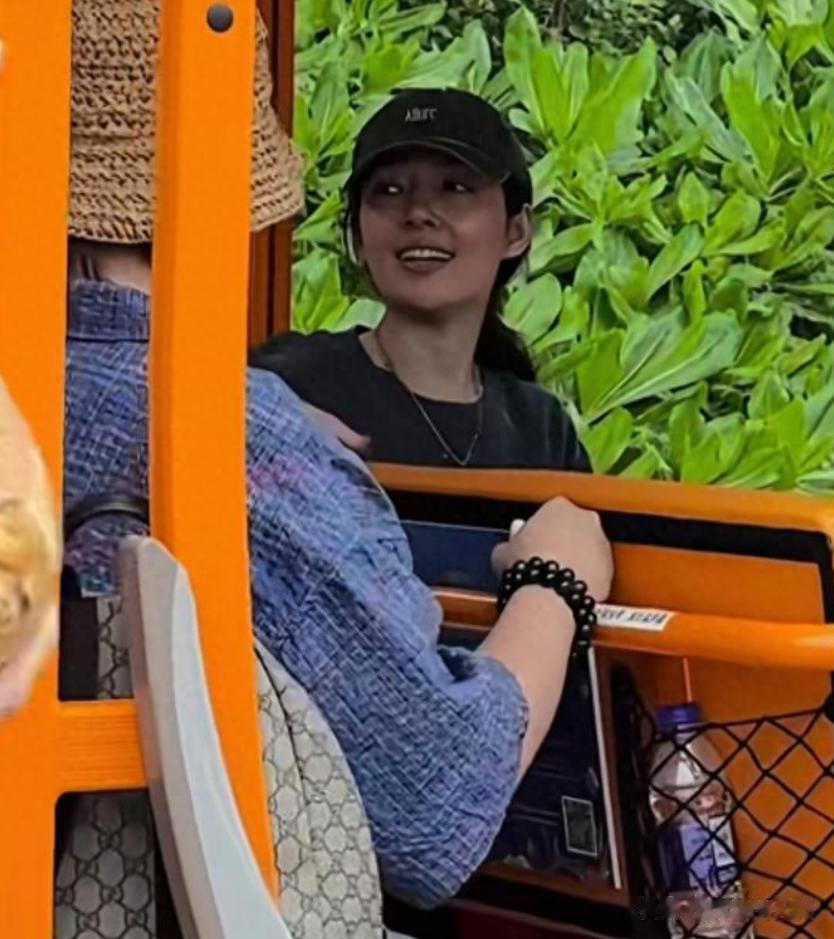 42岁郭碧婷现身海南岛，朴素穿搭皮肤晒黑，状态和身材好得惊人！