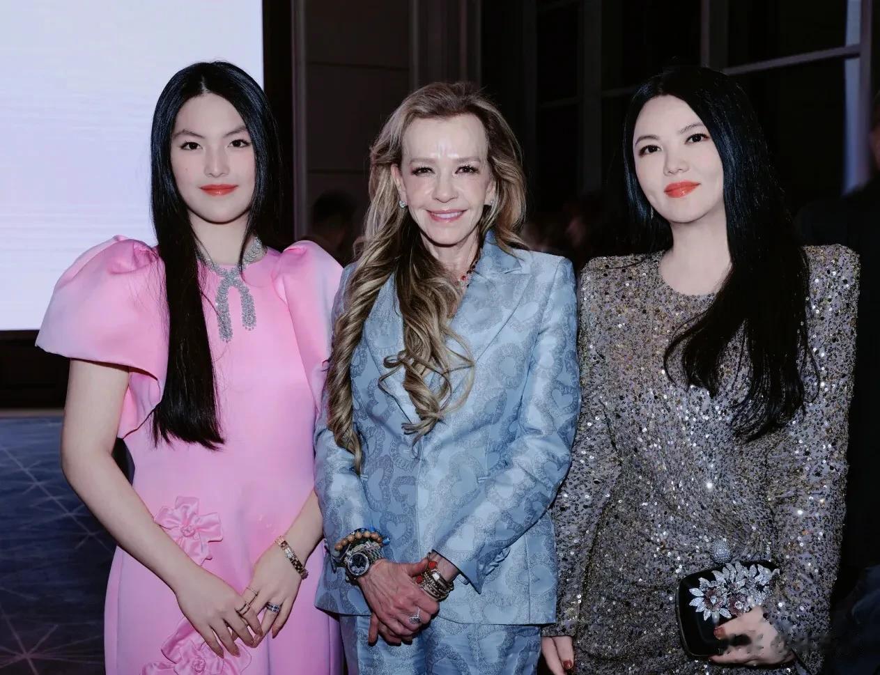 李湘带王诗龄出席活动，王诗龄与何超莲同框，落落大方，稳居C位